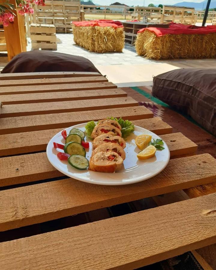 House Of Horses Shtepia E Kuajve Hotel Korce Exterior foto