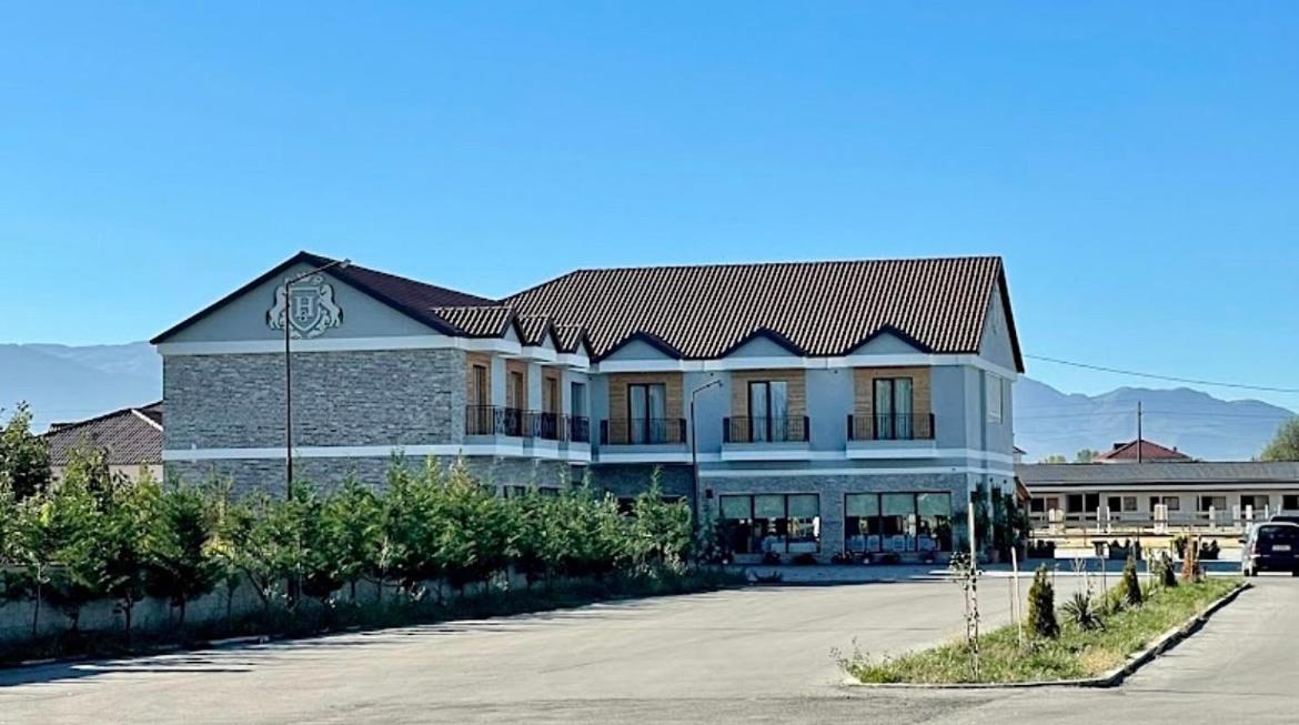 House Of Horses Shtepia E Kuajve Hotel Korce Exterior foto